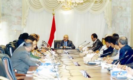 رئيس الجمهورية لدى لقائه قيادة السلطة المحلية ومسؤولي الأجهزة الأمنية والعسكرية والقضائية في حضرموت أمس